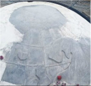 Una vez terminadas las reparaciones, los trabajadores de Western cubrieron todos los botones de acero inoxidable para comenzar el enarenado a presión de la superficie del Globo.