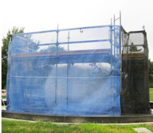 Los trabajadores de Western cubrieron el Globo con redes para contener los escombros y protegerlo durante el proceso de reparación.