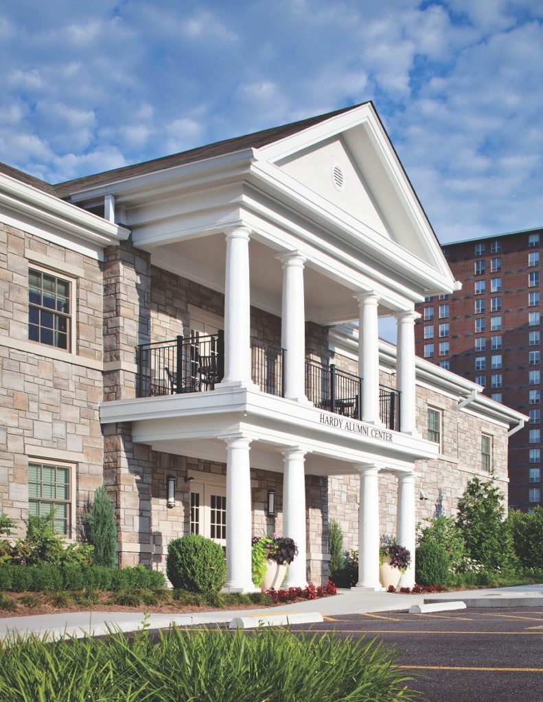 Se utilizó Waterford Stone de Echelon Masonry en el Centro de Ex-Alumnos Hardy de la Universidad de Trevecca en Nashville, Tennessee, para lograr una textura cincelada a mano que asemejara a la piedra natural usando un sistema modular con amplia profundidad de lecho rocoso.