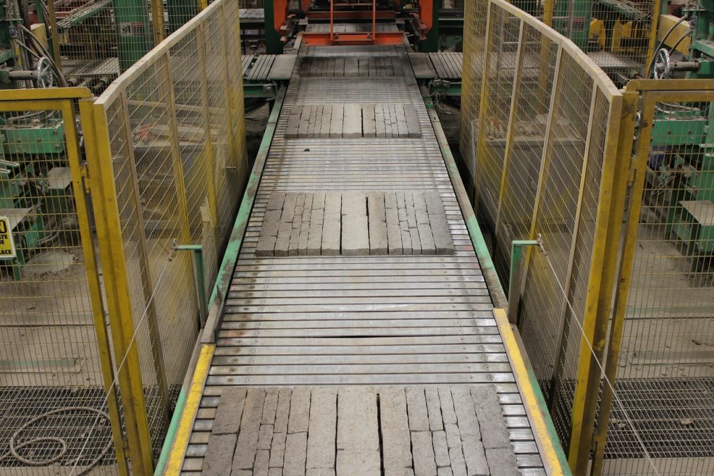 Se muestra una parte del proceso de producción de enchapado de vaciado en seco.