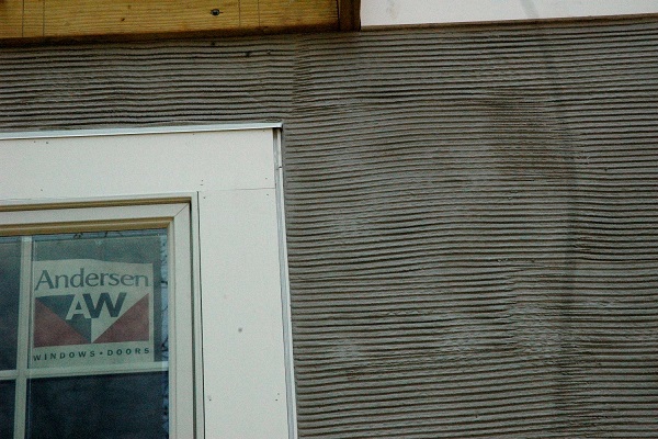 Se muestra una capa de adherencia instalada apropiadamente.