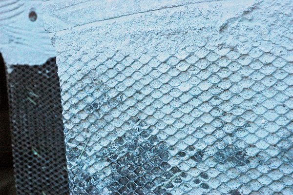 Se muestra una capa de adherencia mal instalada.