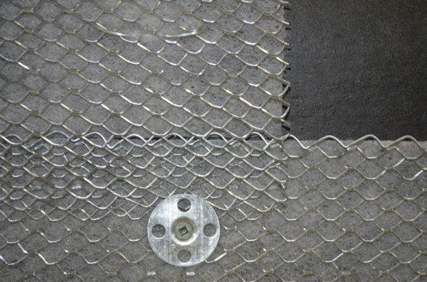 Se muestra una arandela y tornillo para el listón que sujete de manera segura el listón y la red de drenado al sustrato.